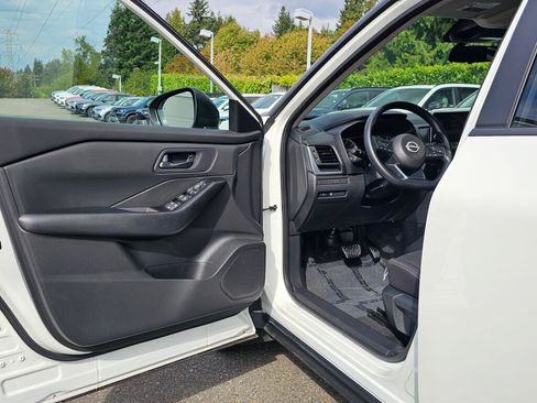 Used 2024 Nissan Rogue S AWD/4WD image 23