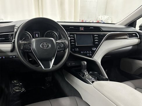 Used 2018 Toyota Camry LE image 23