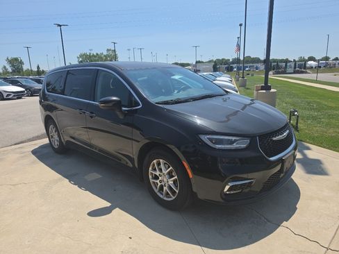 Used 2023 Chrysler Pacifica Touring-L FWD image 3