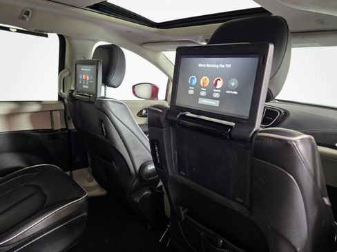 Used 2022 Chrysler Pacifica Limited w/ Uconnect Theater Family Group FWD image 46