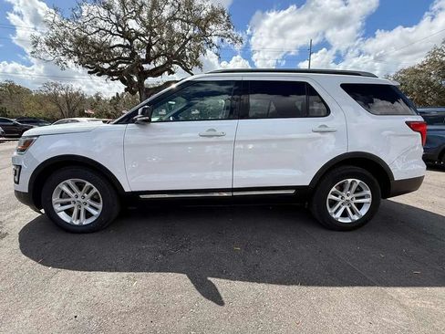 Used 2017 Ford Explorer XLT FWD image 3