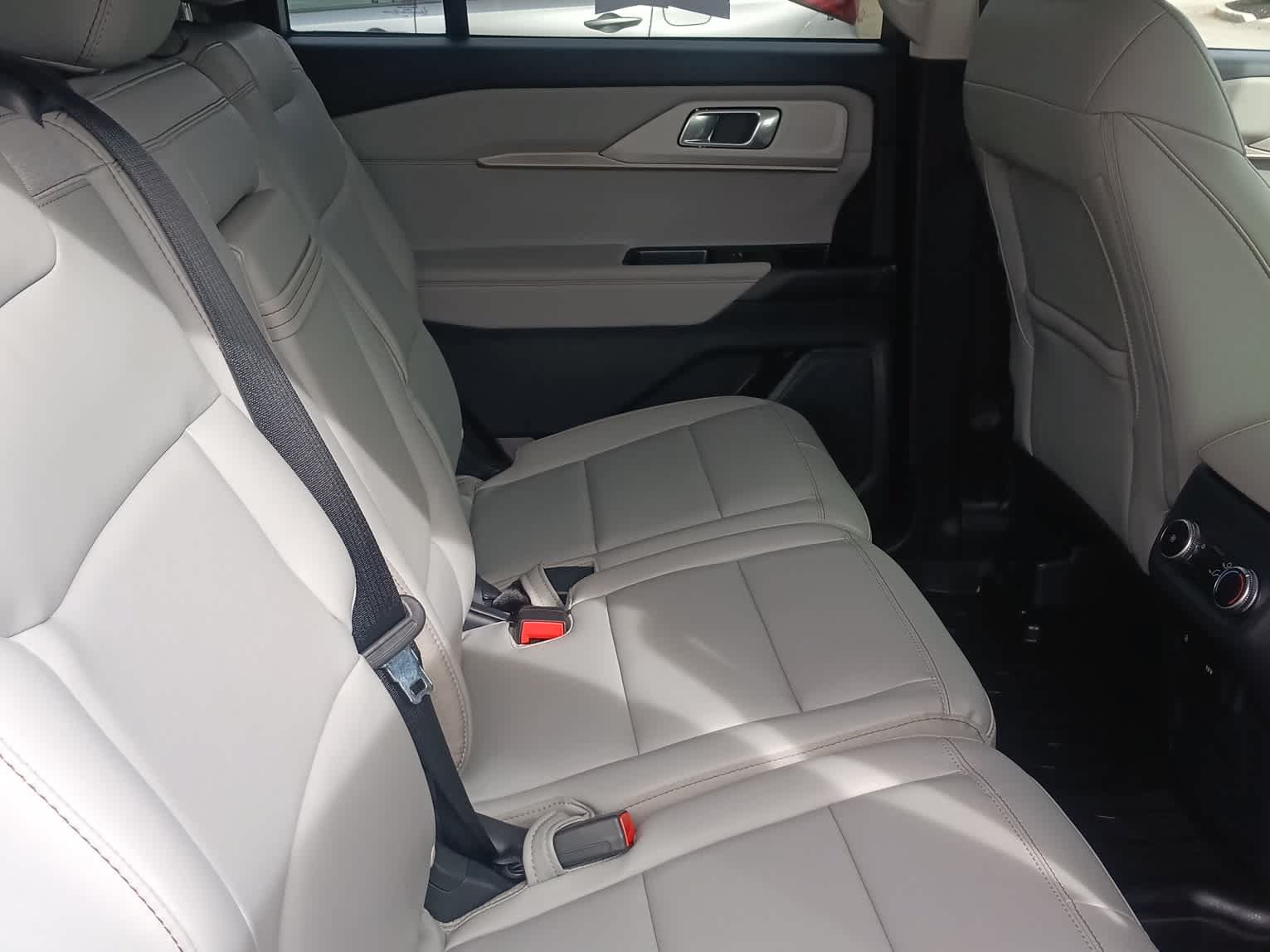 Used 2025 Ford Explorer Active w/ Active Comfort Package AWD/4WD image 22