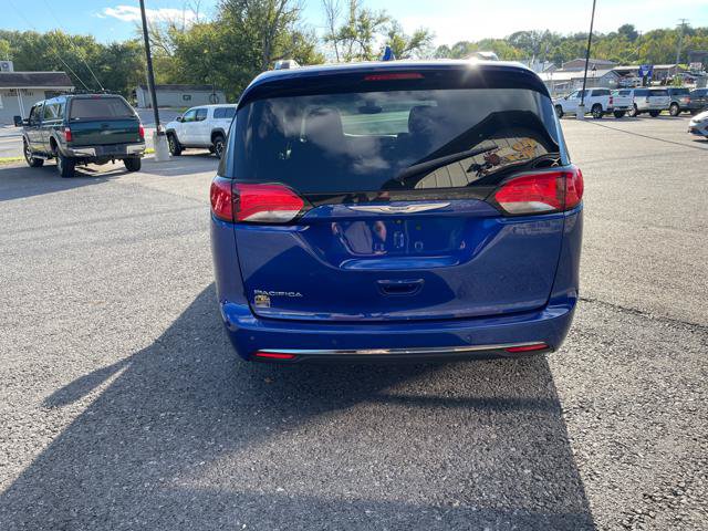 Used 2020 Chrysler Pacifica Touring-L FWD image 6