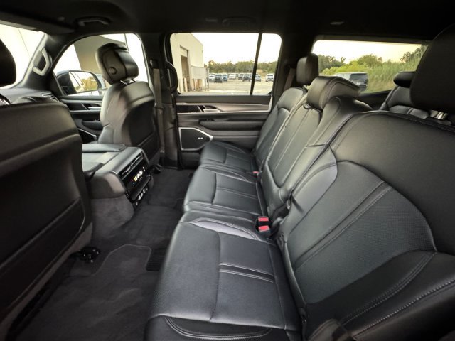 Used 2025 Jeep Wagoneer 4WD image 30
