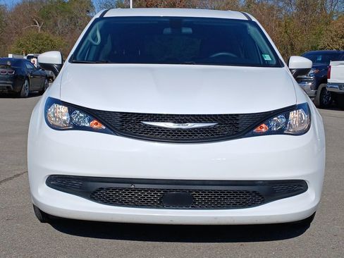 Used 2022 Chrysler Voyager LX image 32