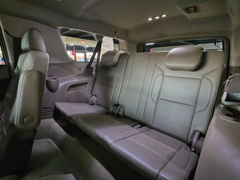 Used 2018 Chevrolet Suburban LT image 30