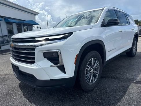Used 2025 Chevrolet Traverse LT FWD image 3