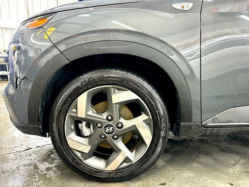 Used 2024 Hyundai Venue Limited image 18