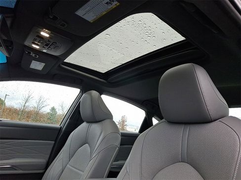 Used 2022 Toyota Avalon Limited image 17