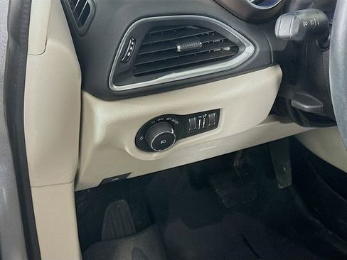 Used 2018 Chrysler Pacifica Touring-L Plus w/ Tire & Wheel Group image 11