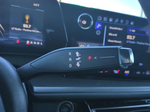 Used 2025 Chevrolet Traverse LT image 23