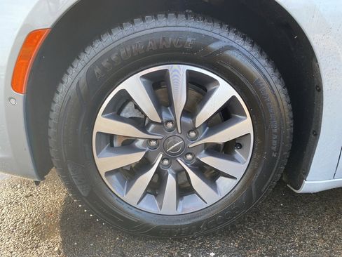 Used 2022 Chrysler Pacifica Limited image 9