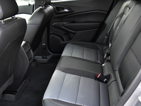 Used 2025 Chevrolet Trax LT w/ LT Convenience Package FWD image 36