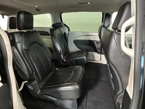 Used 2023 Chrysler Pacifica Touring-L FWD image 29