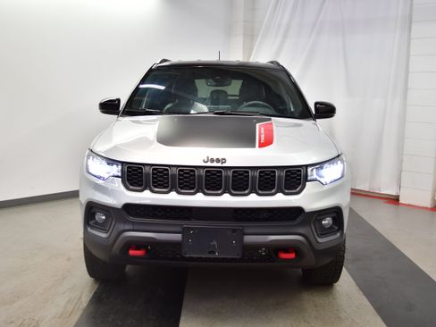 Used 2025 Jeep Compass Trailhawk AWD/4WD image 12