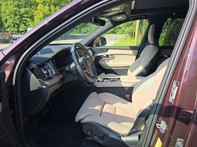 Used 2025 Volvo XC90 B5 Ultra AWD/4WD image 5