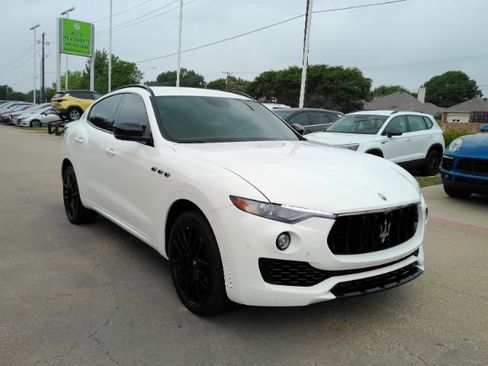 Used 2019 Maserati Levante AWD/4WD image 4