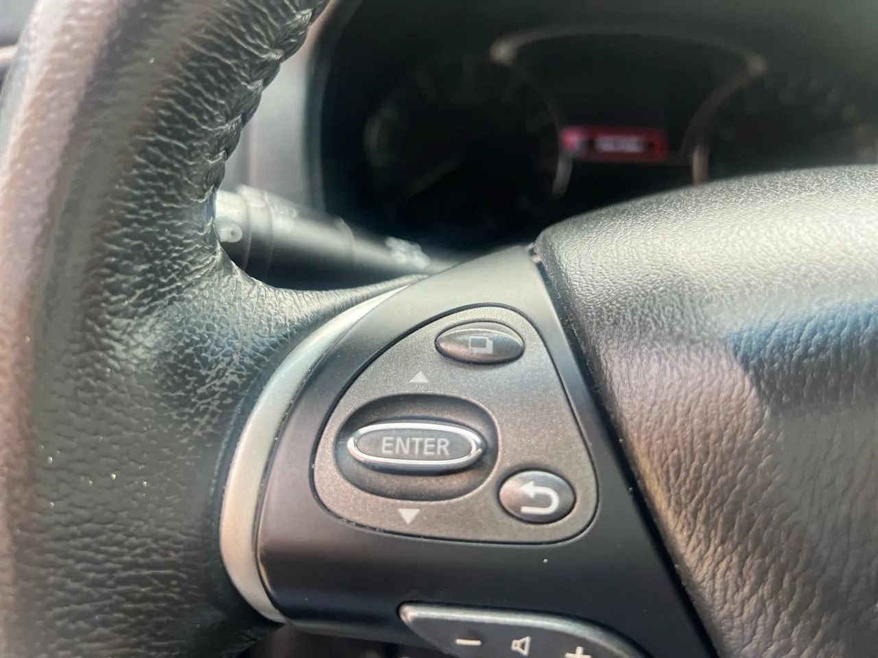 Used 2015 Nissan Pathfinder SV FWD image 9