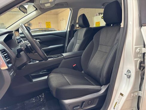 Used 2025 Nissan Rogue SV AWD/4WD image 24