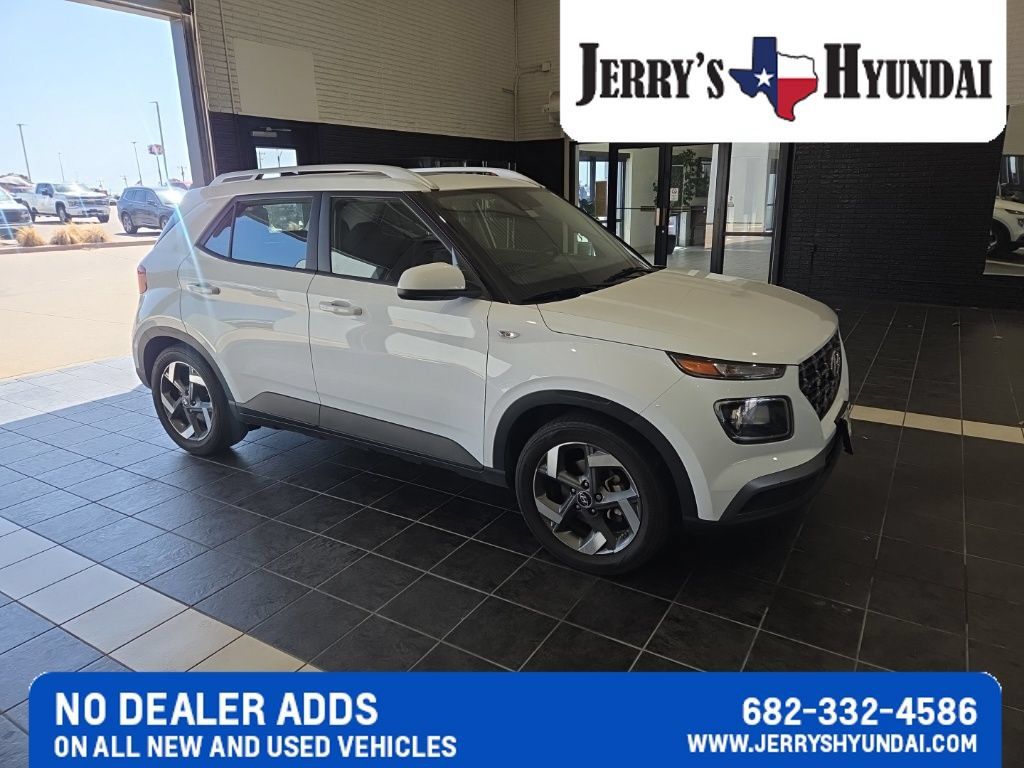 Used 2022 Hyundai Venue SEL FWD image 2