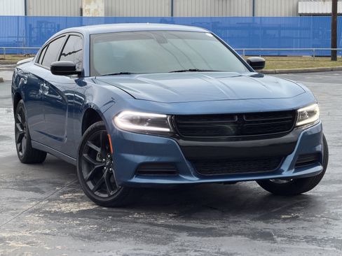 Used 2022 Dodge Charger SXT w/ Blacktop Package image 3
