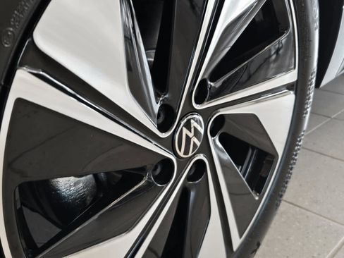 New 2026 Volkswagen Taos SE image 8