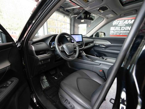 Used 2025 Toyota Grand Highlander AWD image 8