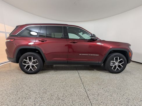 Used 2025 Jeep Grand Cherokee Limited w/ Trailer Tow Package RWD image 8