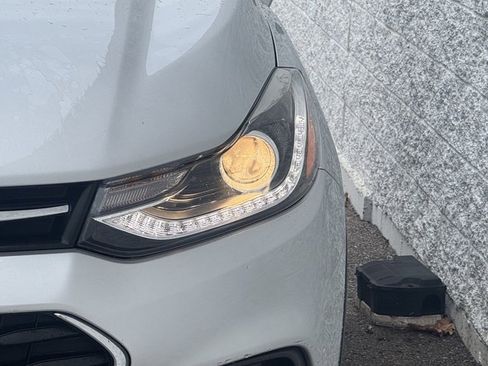 Used 2017 Chevrolet Trax LT image 3