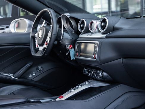 Used 2015 Ferrari California T RWD image 42