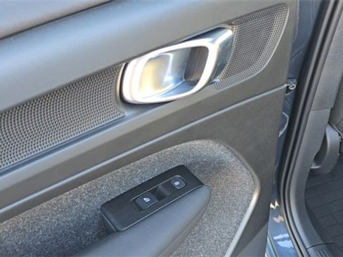 Used 2022 Volvo XC40 T5 R-Design w/ Climate Package image 18