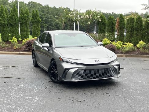 Used 2025 Toyota Camry SE FWD image 2