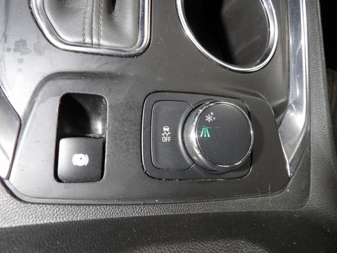 Used 2020 Chevrolet Traverse LS FWD image 16