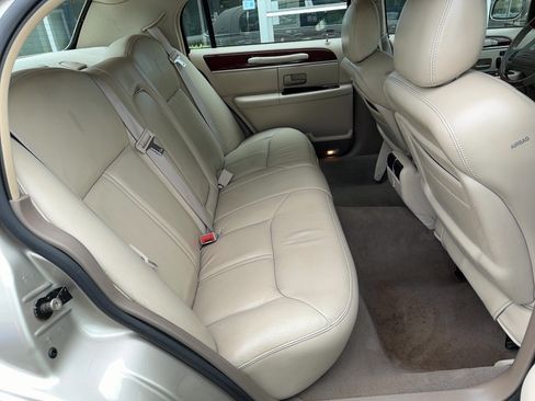 Used 2004 Lincoln Town Car Ultimate RWD image 21