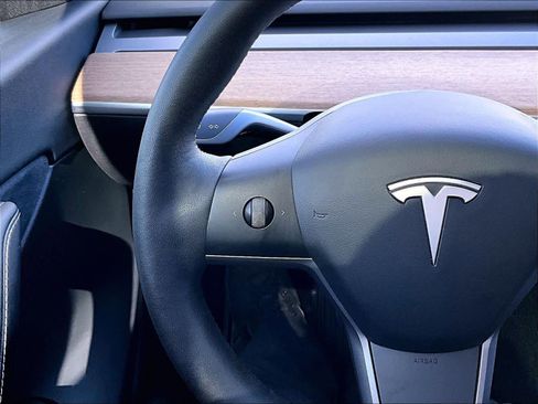 Used 2022 Tesla Model Y Long Range image 21