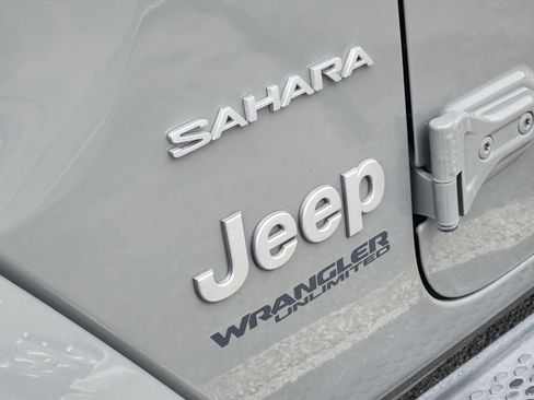 Used 2019 Jeep Wrangler Unlimited Sahara AWD/4WD image 9