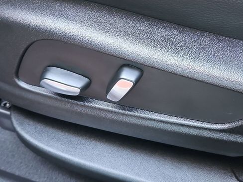 Used 2025 Cadillac XT6 Luxury image 19