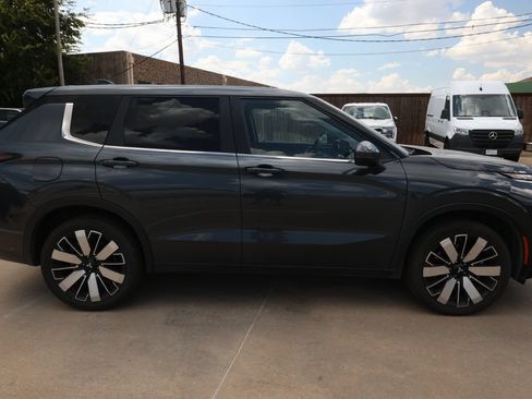 Used 2025 Mitsubishi Outlander SE FWD image 4