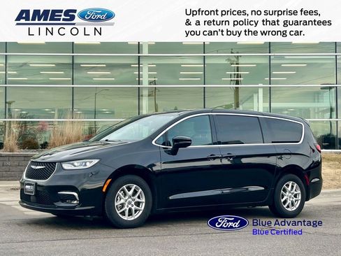 Used 2025 Chrysler Pacifica Select image 1