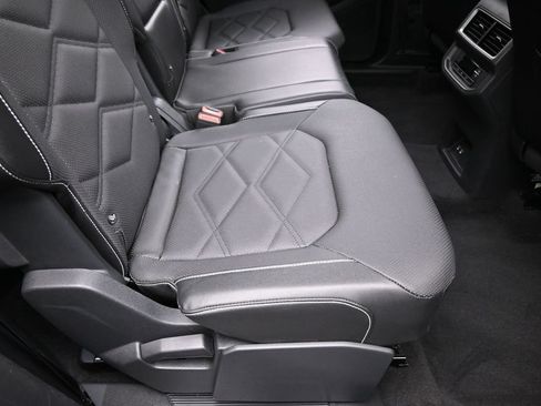 Used 2024 Volkswagen Atlas SE w/ Panoramic Sunroof Package FWD image 40