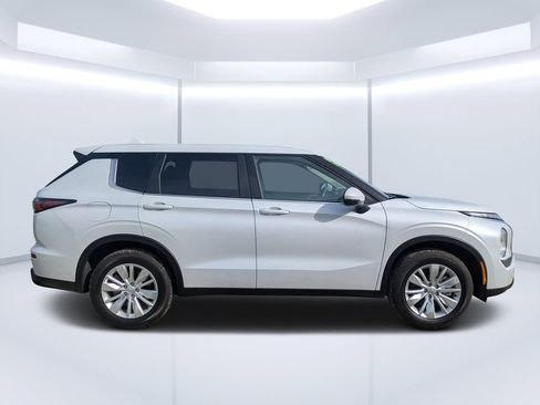 Used 2025 Mitsubishi Outlander ES FWD image 2
