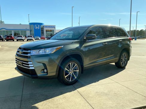 Used 2019 Toyota Highlander XLE image 3