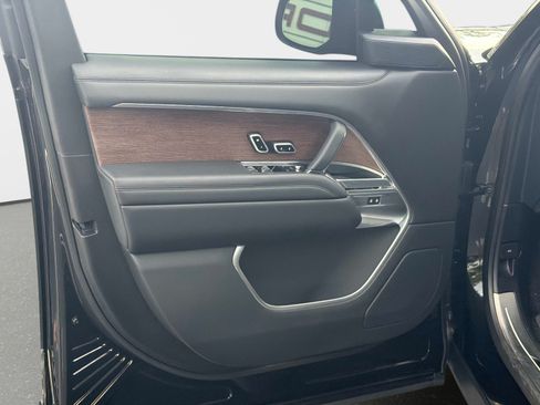 Used 2025 Land Rover Range Rover SE AWD/4WD image 16
