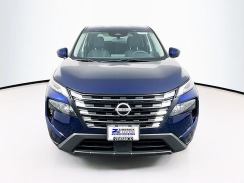 Used 2024 Nissan Rogue SV image 2