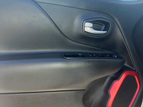 Used 2018 Jeep Renegade Trailhawk w/ UConnect 8.4 Nav Group image 9