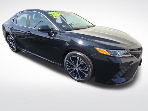 Used 2019 Toyota Camry SE image 1