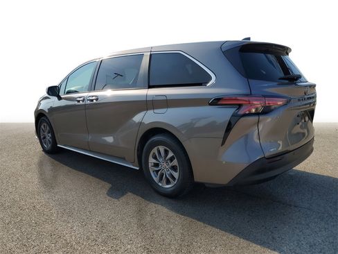 Used 2022 Toyota Sienna XLE image 3