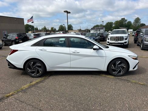 Used 2024 Hyundai Elantra Limited FWD image 4