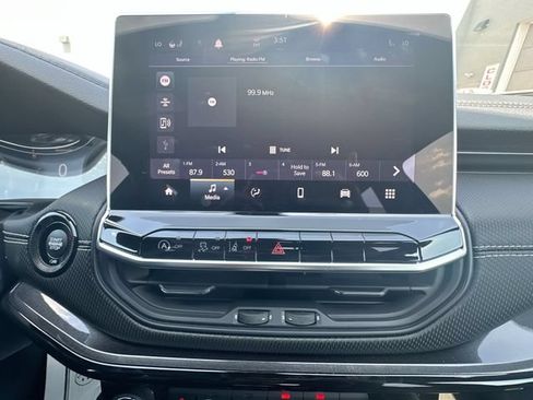 Used 2023 Jeep Compass Latitude w/ Sun and Sound Group AWD/4WD image 18
