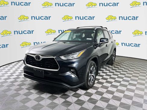 Used 2024 Toyota Highlander XLE image 3